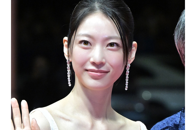 TWICEジョンヨンの“実姉”女優がまるでプリンセス!「本当に綺麗すぎ」と絶賛のドレス姿【PHOTO】 画像