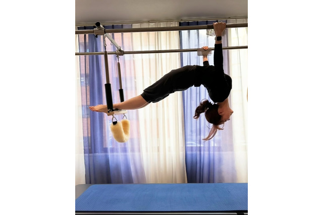継続は力なり！ 須田亜香里、レッスン100回記念に貴重なピラティス写真公開「体の柔らかさ、相変わらず規格外」 画像