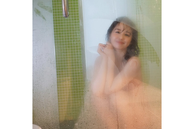小池里奈、曇りガラス越しに“むっちり”美ボディ披露!「素敵過ぎる」「めちゃめちゃSexy」 画像