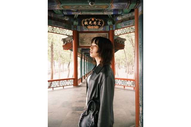 のん、中国旅の思い出ショット公開！ 黒ジャケット×デニム姿にファン「カッケー」「松田優作を思わせる…」 画像