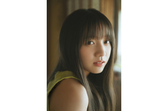 乃木坂46の6期生・海邉朱莉、ソログラビアに初挑戦! 海辺で見せる“等身大の姿”を撮り下ろし 画像
