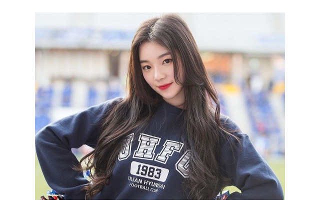 ミニスカ×ニーハイ姿でお座りSHOT！韓国アイドル似の人気チアガールにファン熱視線【PHOTO】 画像