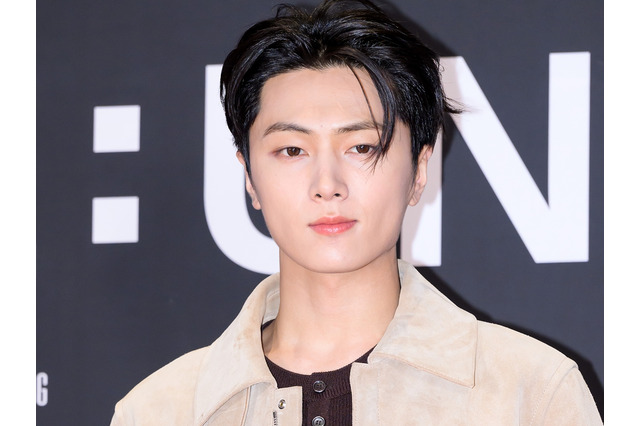 ENHYPEN・ジェイ、完璧スーツ姿に視線集中「フェイスラインどうなってんの?」【PHOTO】 画像