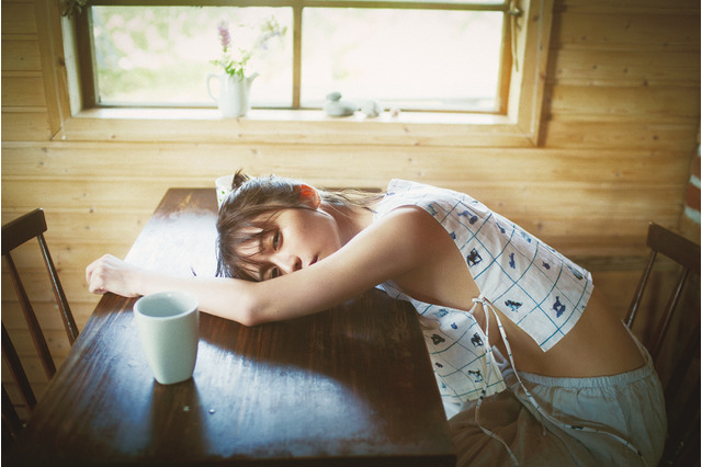 長濱ねる、わき腹をちらりと覗かせる解放的な1枚！ 8年ぶりの写真集が発売決定 画像