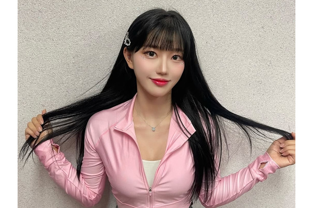 韓国チアガール、深Vネックのスイムウェアで大はしゃぎ！こぼれそうな魅力に「これぞ“健康美”」の声【PHOTO】 画像