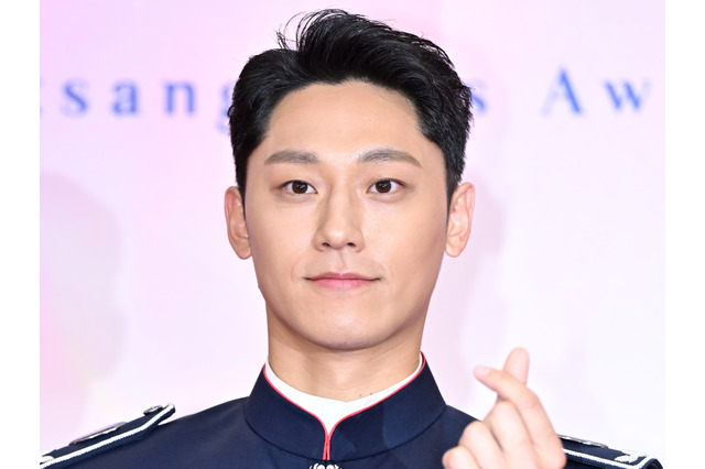 日本公演を控えたイ・ドヒョン、除隊わずか1週間で「今年の俳優賞」受賞！ 画像