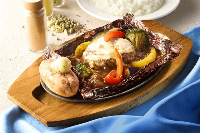 ココス、みずみずしい夏野菜を使用した「夏野菜とチーズのカレー包み焼きハンバーグ」など29日より登場 画像