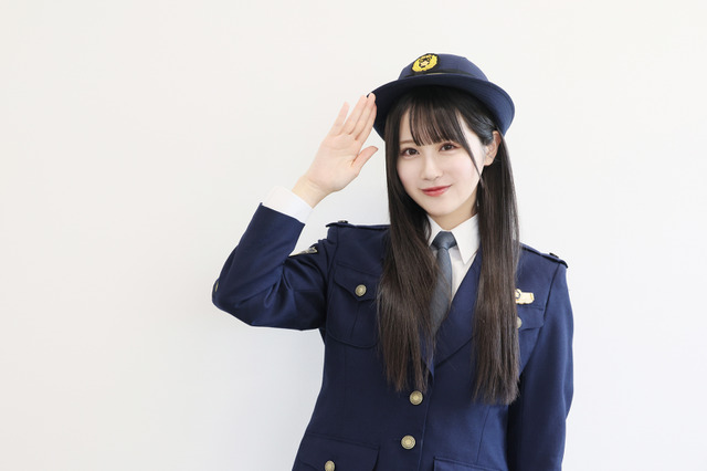 STU48・中村舞、“1日署長”姿で敬礼ポーズ！ 映画『鬼ベラシ』公式フォトブックより秘蔵カット解禁 画像