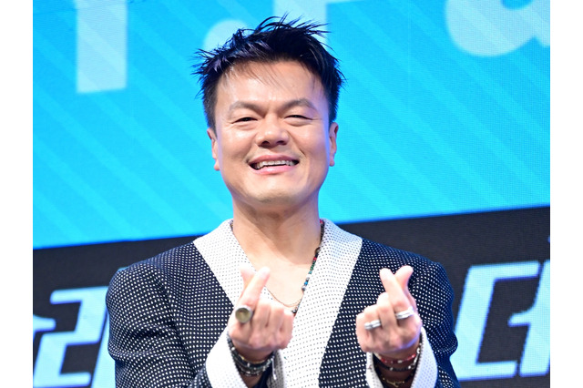 TWICEやNiziU生みの親パク・ジニョン(J.Y.Park)、“びしょ濡れフェス”にスケスケ衣装で出演? 画像