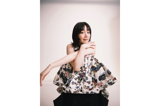 のん、クラシックなスタイルに反響続々 「似合うのが不思議」「60sの風を感じます」 画像