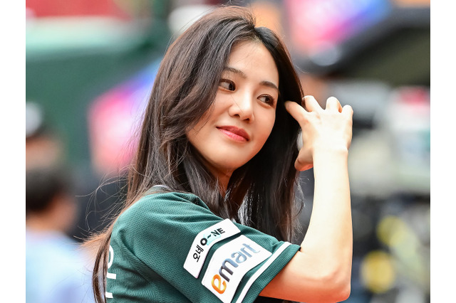 女優ハン・ジウン、美しいユニフォーム姿で“勝利の女神”に！野球愛あふれる特別な瞬間 画像
