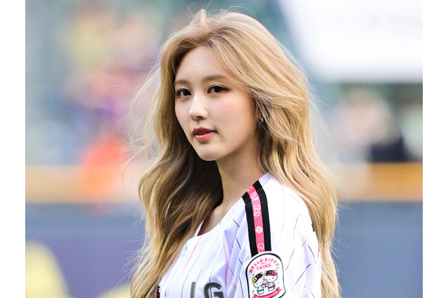 “勝利の女神”IVE・ガウル、ブロンドヘアでマウンドに降臨！ピザ70枚差し入れも話題 画像