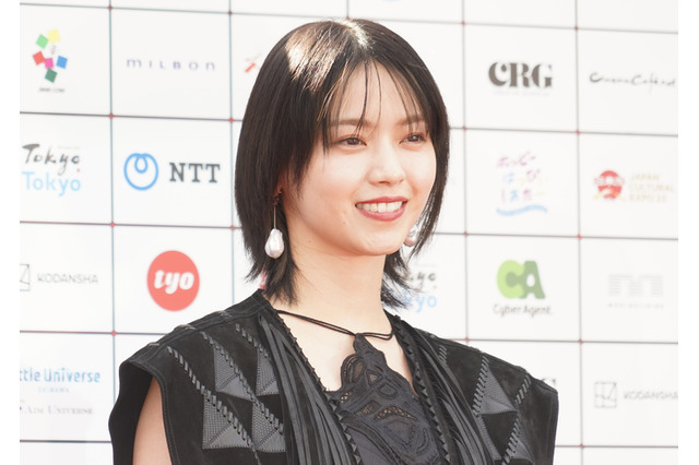 西野七瀬＆山﨑天、国際短編映画祭のレッドカーペットセレモニーにブラックドレスで登場 画像