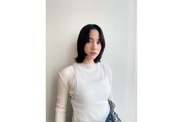 のん、コーディネートのセンス光るオフショット！「スカートのレースと赤ブーツかわいい」 画像