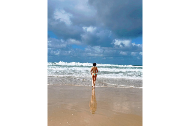 えなこ、ビーチでTバック！？「数日前から海外に来てます」 画像