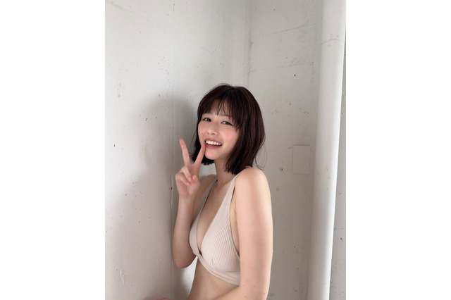 冴木柚葉、ベージュビキニで美肌見せ!『FLASH』オフショット公開 画像