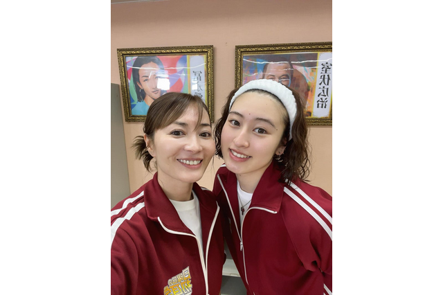 新山千春、長女と“すっぴん親子ショット”公開！「美しい親子」「すっぴんでも輝いてる」 画像