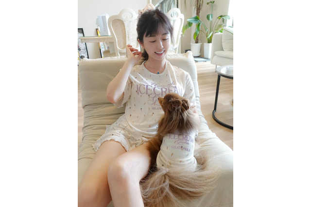 くりえみが愛犬とペアルックに！母からの31歳誕プレ披露 画像