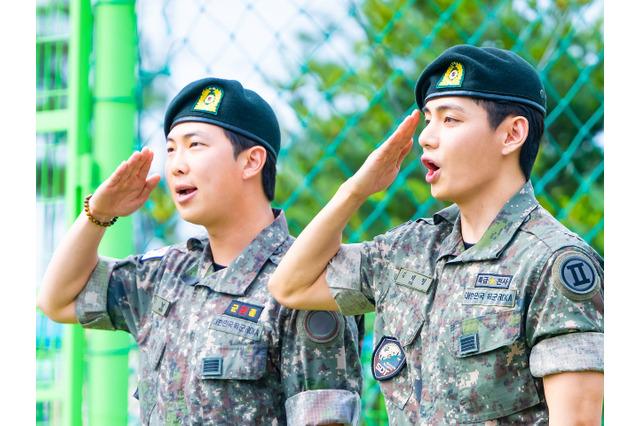 ついにBTS・RMとVが除隊！はじける笑顔で挨拶「部隊復帰はもう終わり、これからは“舞台”復帰だ」 画像