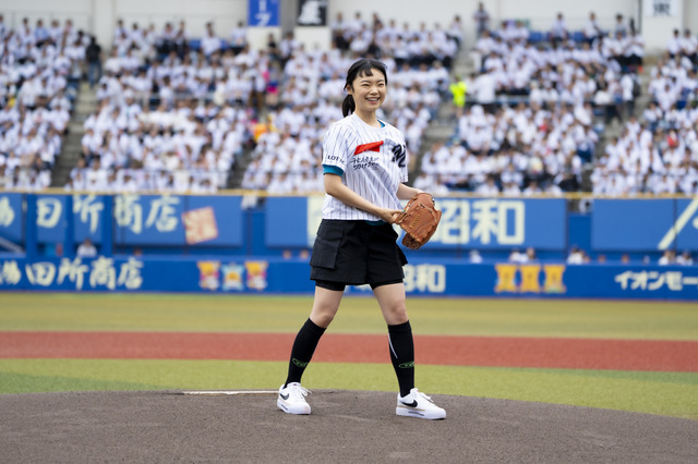古川琴音、主演映画“ハナロク”の背番号で人生初始球式!「この空気を楽しみ尽くした」 画像