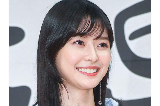常人には着れない…『梨泰院クラス』美人女優、スタイル強調の白T×デニムで“格の違い”を見せつける【PHOTO】 画像