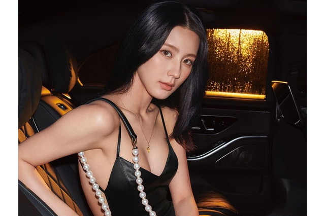 限界の“ひもドレス”で話題を集めたi-dle・ミヨン、光沢のある袖なしミニワンピで美スタイルを証明【PHOTO】 画像