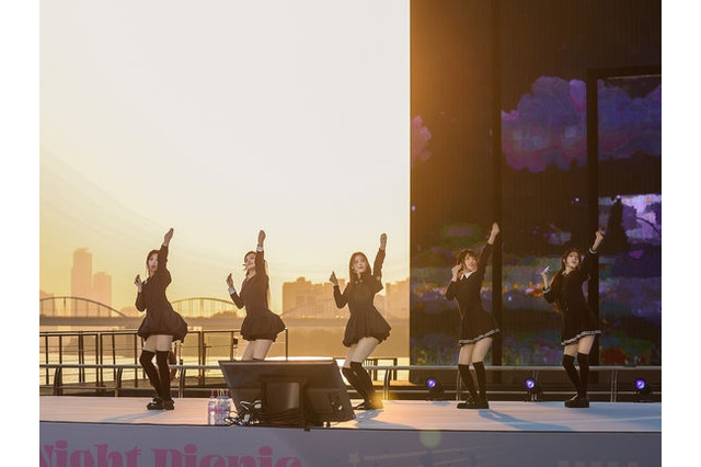 夕暮れと調和した魔法のようなひととき…ILLITが野外イベントで新曲や大ヒットデビュー曲を披露 画像