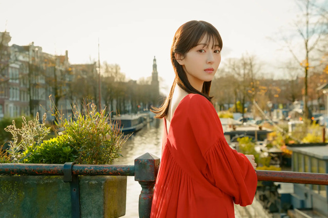 浜辺美波、アムステルダムで魅せる“大人っぽい”表情...最新写真集『25』発売決定 画像
