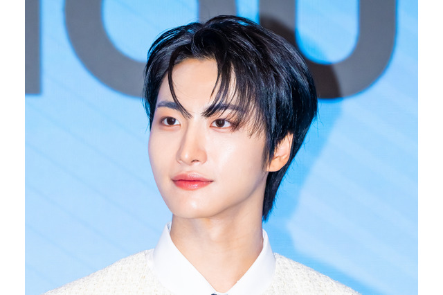 ATEEZ・ソンファ、夜のプールで輝く圧巻の肉体美…“彫刻腹筋”に視線集中【PHOTO】 画像