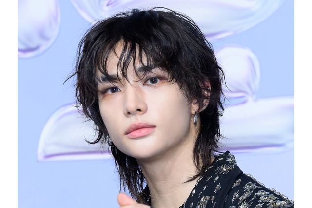 Stray Kids・ヒョンジン、“色気ダダ漏れ”のメガネ姿でファン魅了「2次元ビジュアル」【PHOTO】 画像