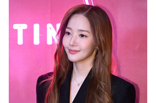 見えてる?女優パク・ミニョン、紐トップス着た妖艶な寝そべりSHOT「狂ってしまう」【PHOTO】 画像