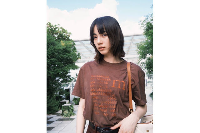 のん、鋭い流し目の私服ショットに反響続出！ 「かっこいい」「完全に惚れました」 画像