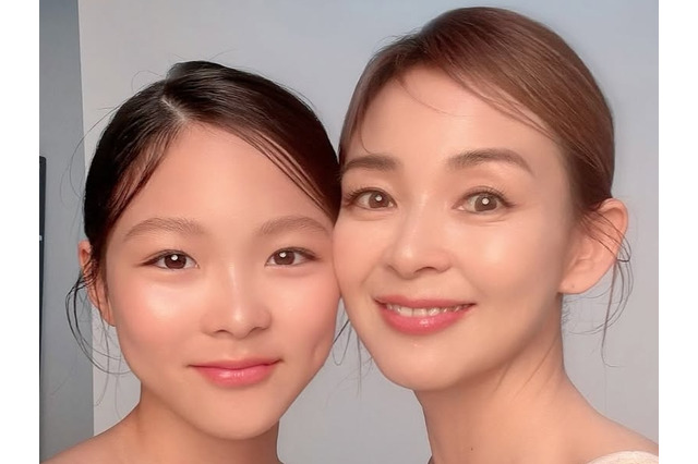 SHIHOの娘が大変身!普段はメガネでナチュラルな13歳が…“まるで姉妹”な母娘写真に反響【PHOTO】 画像
