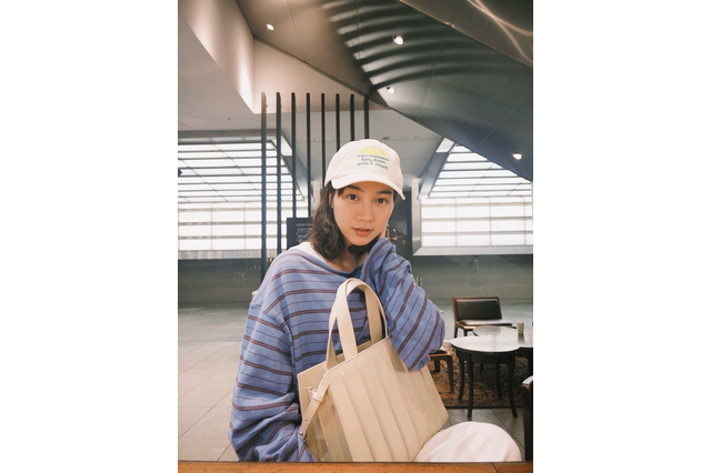 のん、私服コーデでアンニュイな表情！自然体な姿にファン「素敵でかっこいい」「好きすぎる」 画像