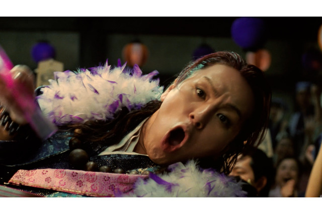 狩野英孝がド派手な“和尚さん”として熱唱! 三太郎シリーズのCMに初出演 画像