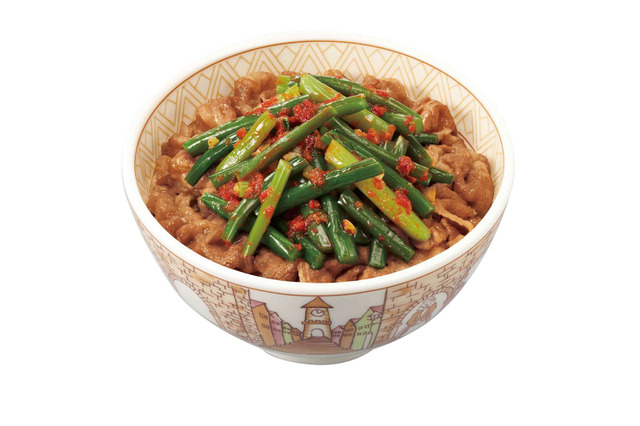 すき家、旨辛だれとシャキシャキ食感が楽しめる夏の人気メニュー「ニンニクの芽牛丼」8日より発売 画像