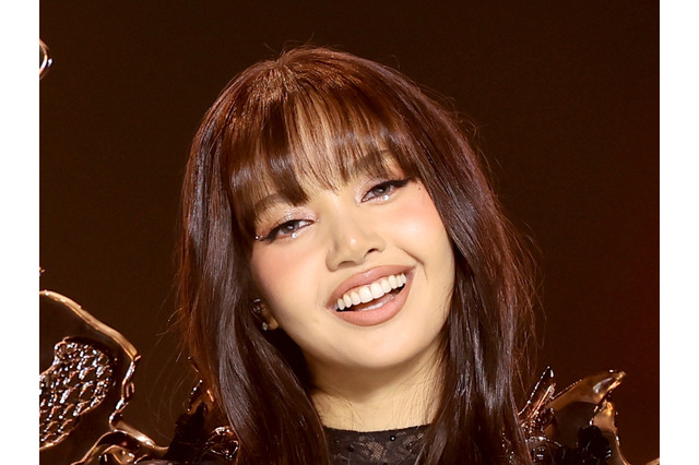 BLACKPINK・リサ、東京を訪問中に耳から血が…!?「大丈夫?」とファンから心配の声も【PHOTO】 画像