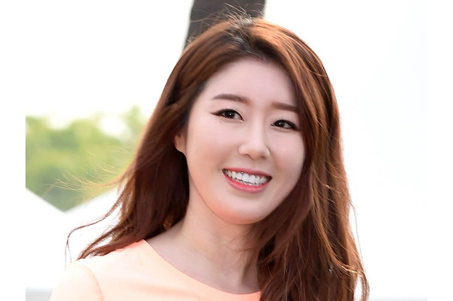 麗しいチューブトップ姿で“びしょ濡れ”フェス参戦！男性誌モデルも務めたナビの魅惑ボディ【PHOTO】 画像