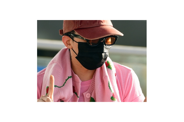 G-DRAGONがピンクのド派手ファッションで空港に、カラフルなネイルと腕のタトゥーにも注目【PHOTO】 画像