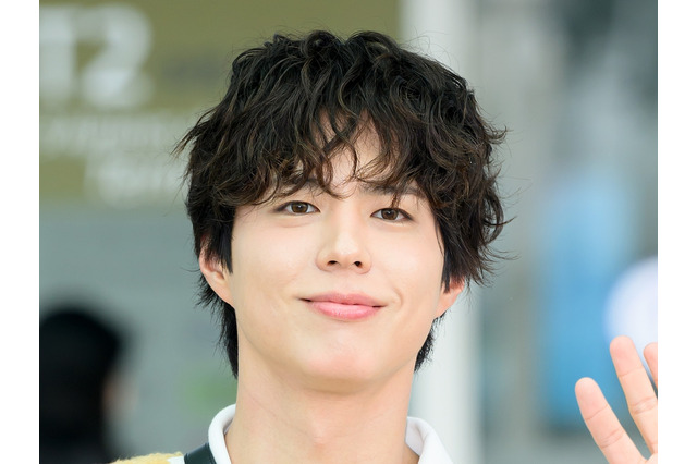 パク・ボゴム、“彼氏ルック”で空港に登場！絶妙バランスの脚長スタイルに視線集中【PHOTO】 画像