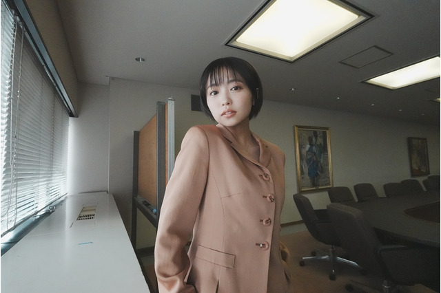 大原優乃、母が自分と同じ歳で着ていたセットアップ姿に「親子で着れるって、凄いです！」 画像