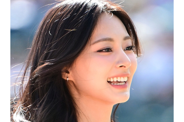 TWICE・ツウィ、“伝説更新”の大胆イメチェン！ピンク髪×青目のへそチラSHOTでファンを撃ち抜く【PHOTO】 画像