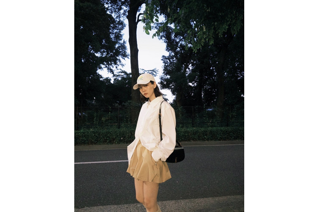 のん、ミニ丈パンツ×シャツで美脚あらわに!「足綺麗」「異次元のオシャレ」 画像