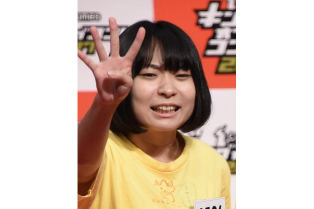“初の本格グラビア写真集”で話題のアンゴラ村長、胸元セクシーオフショでイベントPR 画像