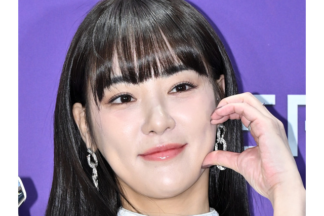 インナーはどこに？思い切った“素肌ジャケット”姿を堂々披露、韓国元アイドル女優の肉体が話題 画像