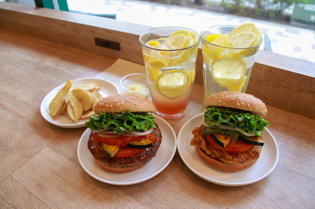 【実食】ジューシーな肉と夏野菜！フレッシュネスの“夏バーガー”は「味変」もおすすめ 画像