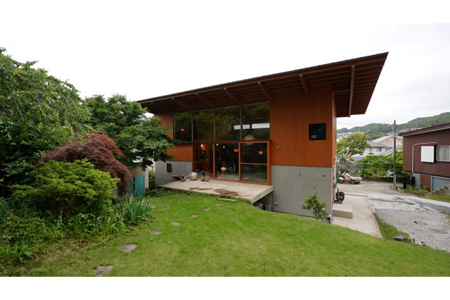 “山の傾斜地”をあえて生かした家づくり！段差を残してテラスでつないだ緑豊かな住宅『住人十色』 画像