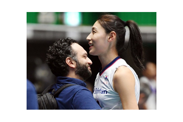 “バレー女帝”が日本に!? ポーランド代表監督とのアツい2ショット公開 画像