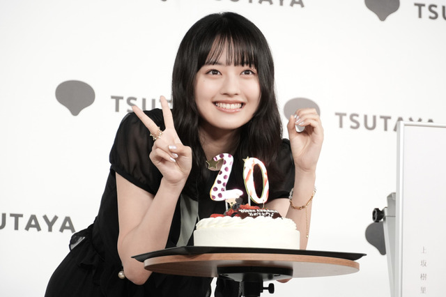 上坂樹里が20歳の誕生日に写真集発売!「20歳は朝ドラの撮影を頑張りたい」 画像