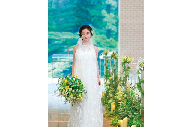 谷まりあ、ニューオータニでウェディングドレス姿に！『Hotel Wedding』表紙を飾る 画像